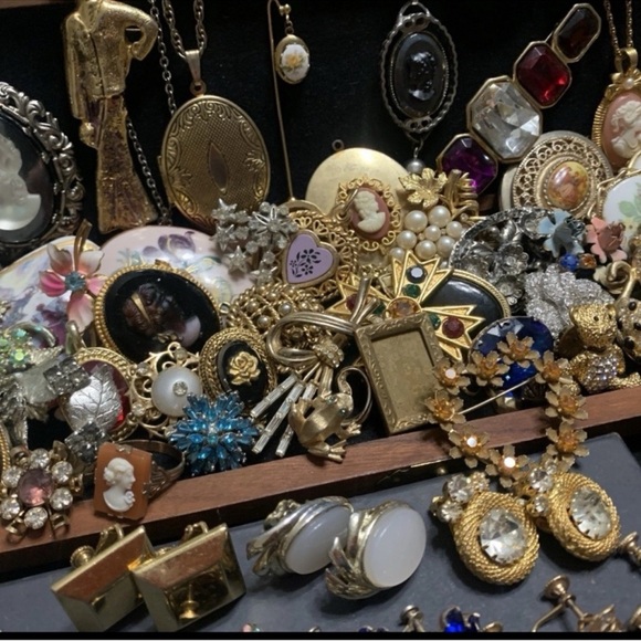 ⚜️ 2 LB High-End & Signed Jewelry Lot | Gold, Silver, Rhinestones, Pearls ⚜️ - Picture 7 of 8